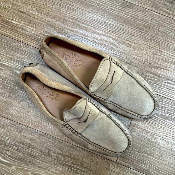 Authentic TODS mens driving moccasins pre-owned. Men’s size 8.